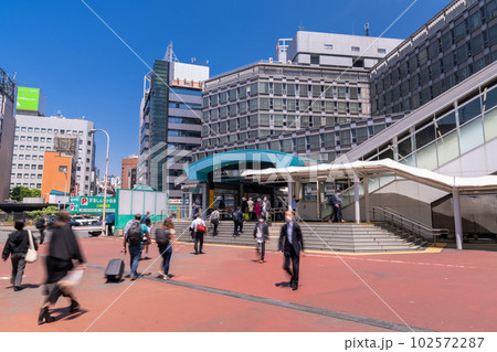 《東京都》ゆりかもめ新橋駅前・都市風景 102572287