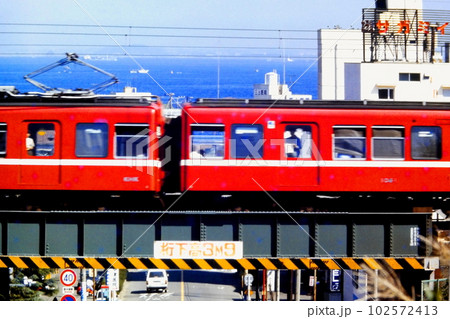 京急・旧1000形と秋の海、横須賀中央←京浜安浦（県立大学）、1981年10月10日 102572413