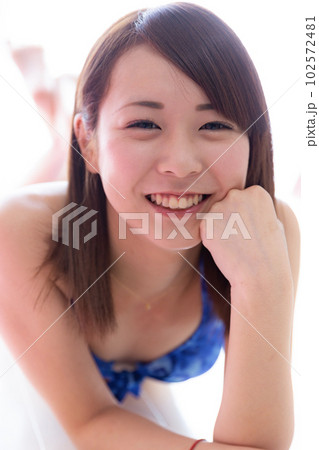 水着を着た少女 水着を着た少女 102572481
