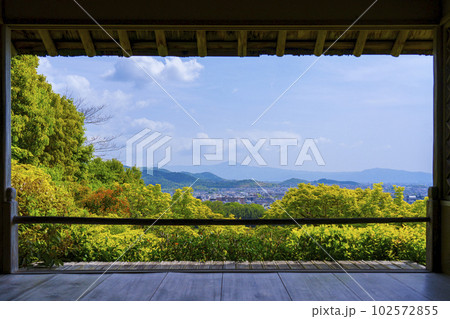 初夏の大河内山荘庭園　月香亭からみた東山眺望 102572855