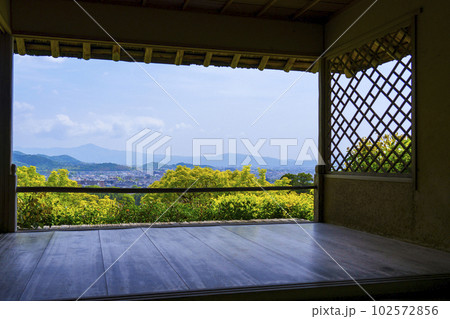 初夏の大河内山荘庭園　月香亭からみた東山眺望 102572856