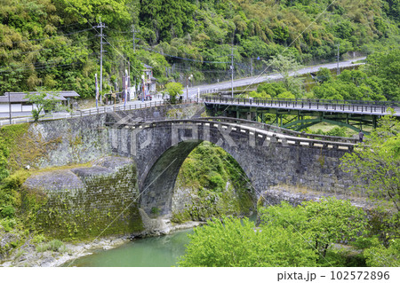 熊本県美里町のシンボル 霊台橋 102572896