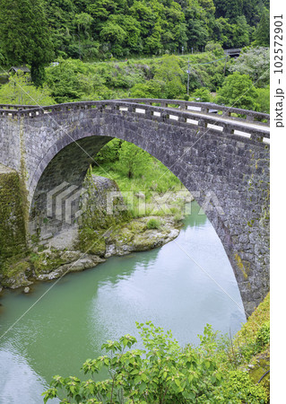 熊本県美里町のシンボル 歴史を感じる霊台橋 熊本県美里町のシンボル 歴史を感じる霊台橋 102572901