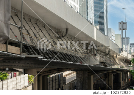 高速道路の橋脚補修工事 102572920