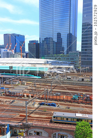 東京都、東京駅を発着する列車の風景 102572929
