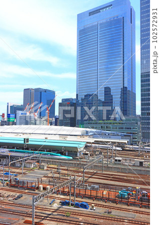 東京都、東京駅を発着する列車の風景 102572931