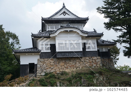 備中松山城の天守閣 102574485