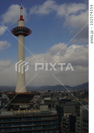 京都のシンボル京都タワー 102574554