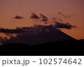 夕暮れ時に雲がかかった富士山 102574642