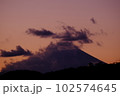 夕暮れ時に雲がかかった富士山 102574645