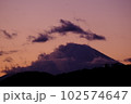 夕暮れ時に雲がかかった富士山 102574647