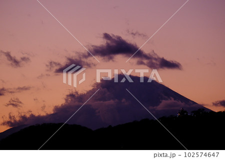 夕暮れ時に雲がかかった富士山 102574647
