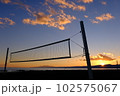 朝焼けに照らされたバレーのネット 102575067