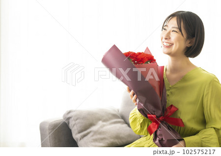 花束をプレゼントされる女性 花束をプレゼントされる女性 102575217
