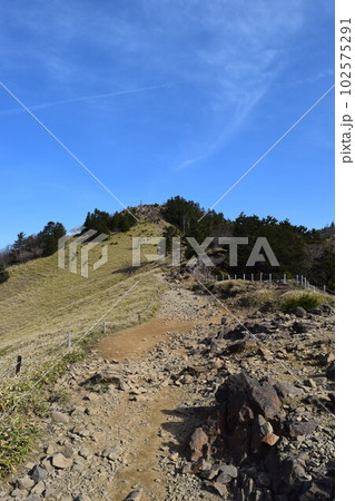 百名山「大菩薩嶺」に向かう稜線 百名山「大菩薩嶺」に向かう稜線 102575291