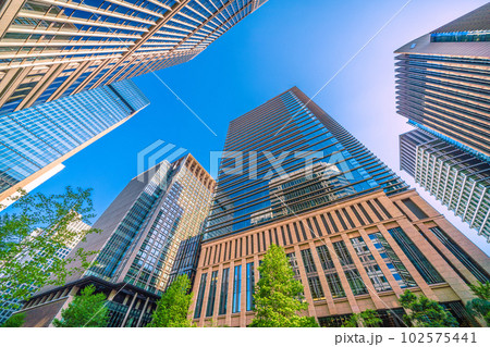 日本の東京都市景観 大手町側から大手町や丸の内のオフィスビル群などを望む 102575441