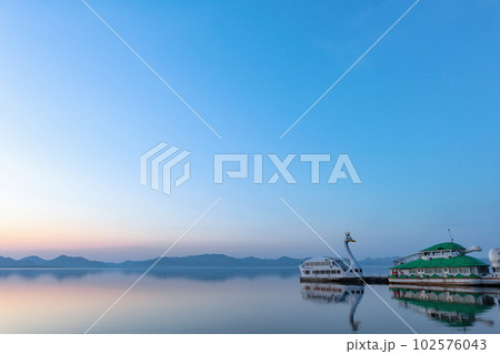 猪苗代湖の朝焼け 【福島県猪苗代町】 猪苗代湖の朝焼け 【福島県猪苗代町】 102576043