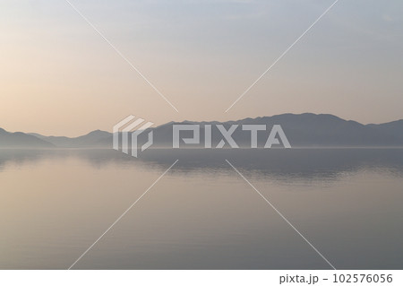 猪苗代湖の朝焼け　【福島県猪苗代町】 102576056