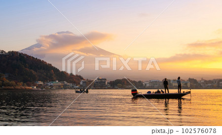 Lake Kawaguchiko at sunset with a magnificent view of Mount Fuji in Japan Lake Kawaguchiko at sunset with a magnificent view of Mount Fuji in Japan 102576078