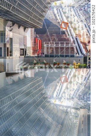 京都駅構内　リフレクション　烏丸小路広場から望む 102576422