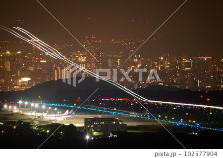 熊本空港の夜景　着陸の光跡 102577904