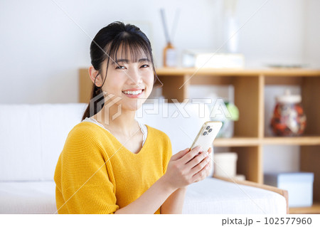 スマホを操作する若い女性 スマホを操作する若い女性 102577960