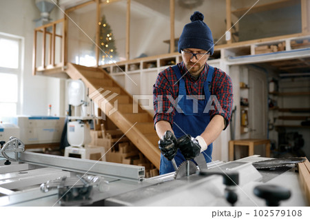 Carpenter hand changing saw blade for woodworking Carpenter hand changing saw blade for woodworking 102579108