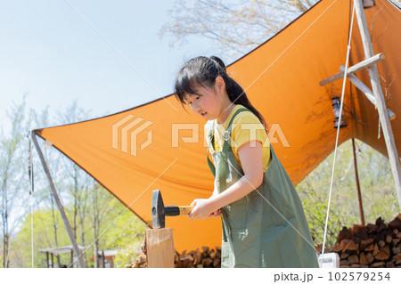 薪割りをする女の子 102579254