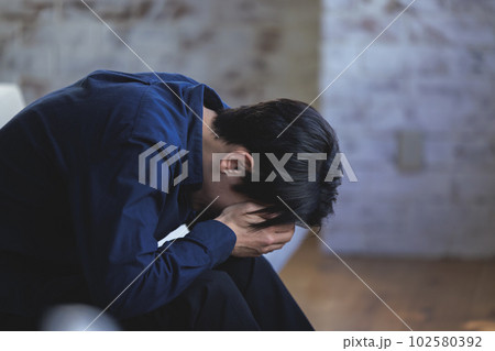 落ち込む男性 102580392