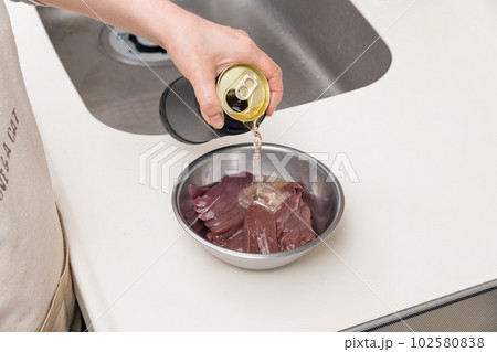 【レバニラ炒めの豚レバーをビールで下処理する】 102580838