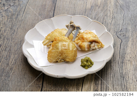 一夜干しした鶏手羽先の素揚げ 102582194