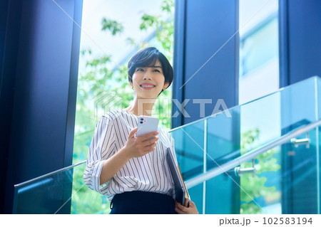 オフィスでスマホを操作するミドルビジネスウーマン撮影協力：LINK FOREST 102583194