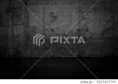 Grungy dark concrete wall and wet floor Grungy dark concrete wall and wet floor 102583714
