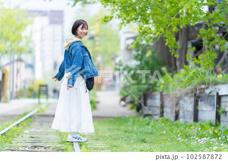 旅行をする女性　北海道観光　小樽　旅行 102587872