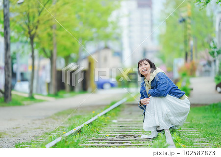 旅行をする女性　北海道観光　小樽　旅行 102587873