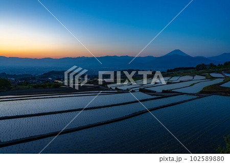 【初夏素材】夜明けの中野の棚田【山梨県】 【初夏素材】夜明けの中野の棚田【山梨県】 102589880