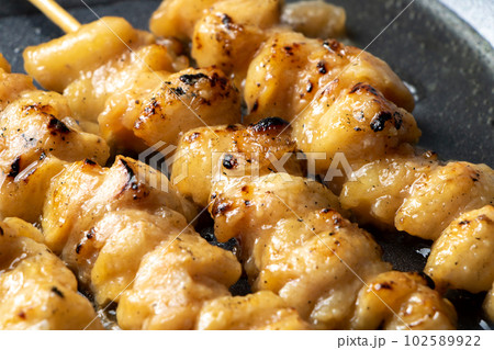 焼鳥(ぼんじり塩焼き串)をフライパンで温め直す(料理酒をかけて)。 102589922