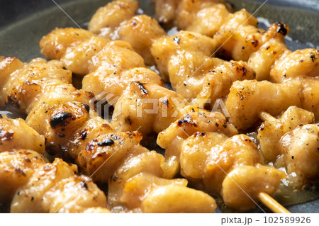 焼鳥(ぼんじり塩焼き串)をフライパンで温め直す(料理酒をかけて)。 102589926