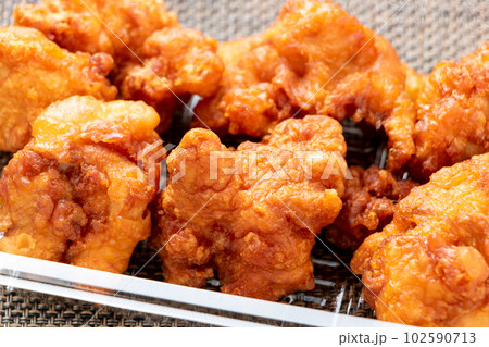 テイクアウトイメージ。透明プラスチック容器に入れられた、鶏肉の唐揚げ。 テイクアウトイメージ。透明プラスチック容器に入れられた、鶏肉の唐揚げ。 102590713