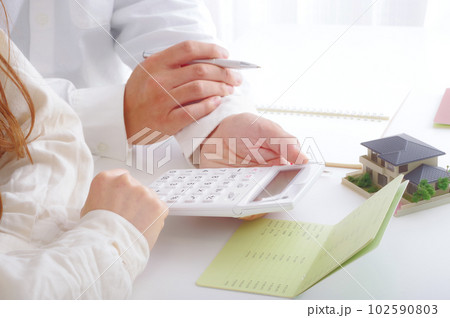 家庭のお金のことについて話し合う夫婦 102590803