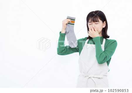 室内干しをした洗濯物が臭くて困っている30代の主婦 102590853