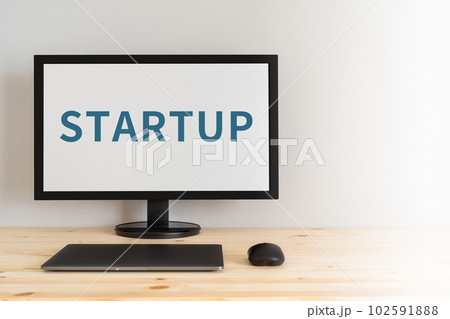 STARTUPの文字が表示されたディスプレイとパソコン STARTUPの文字が表示されたディスプレイとパソコン 102591888