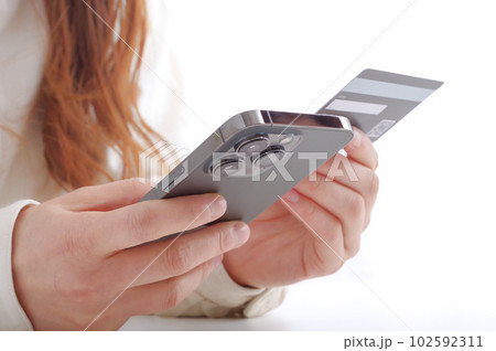 クレカ情報を入力する女性 102592311