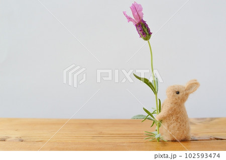 フレンチラベンダーの花を持つフェルトのうさぎ　 102593474