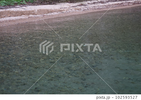 波のある湖面のきれいな水の湖と湖岸の波打ち際の見える風景 102593527