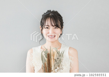 ブーケ・花束を持つアジア人女性（ブライダル・花嫁・結婚） 102593551