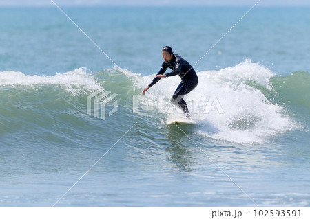 サーフィンを楽しむ中高年の男性 102593591