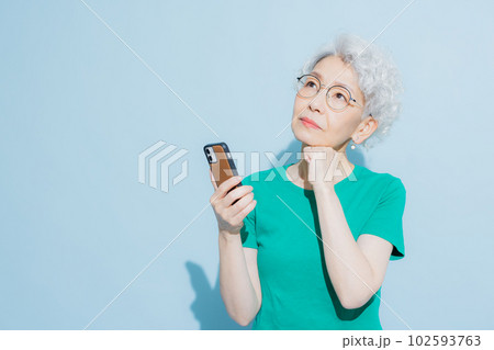 スマホを見るグレイヘアの女性 スマホを見るグレイヘアの女性 102593763