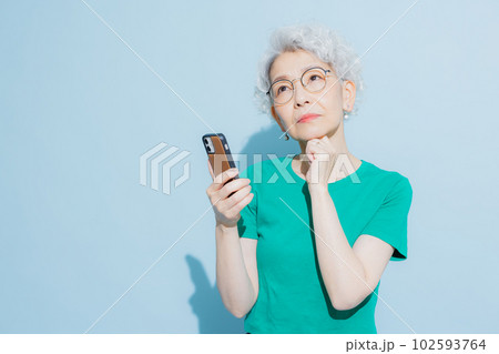 スマホを見るグレイヘアの女性　 102593764