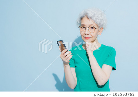 スマホを見るグレイヘアの女性　 102593765